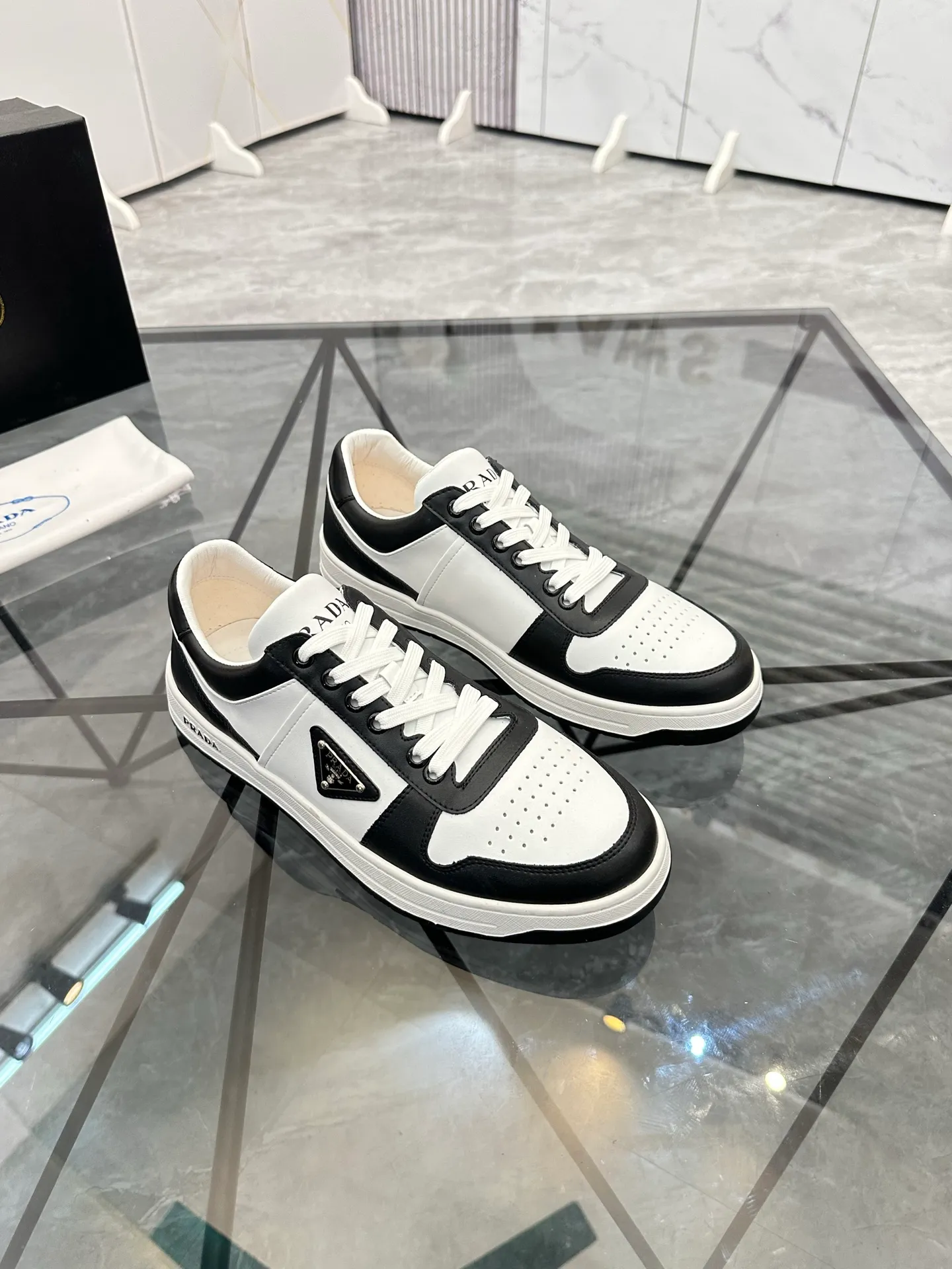 Men's shoes: 💰P400¥ Product trademark: Prada *"Prada*" low-top casual shoes Regular size: 38-44 (can be customized to 45) Product materials: imported cowhide upper, sheepskin lining, original outsole. Number: 020